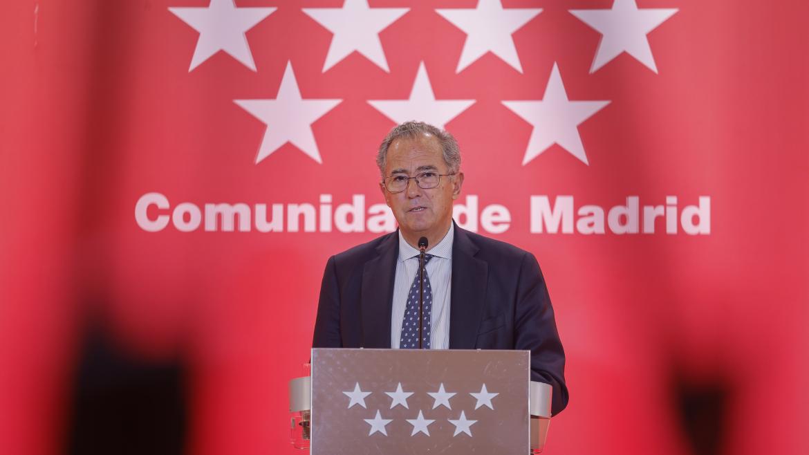 La Comunidad de Madrid destina 4,4 millones para el paso inferior entre el Hospital Infanta Leonor y el barrio de Santa Eugenia El vicepresidente en rueda de prensa