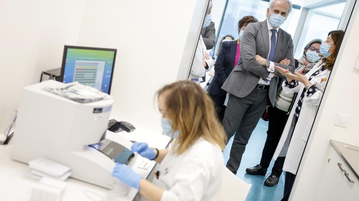 La Comunidad de Madrid estrena el Laboratorio del Programa de Salud Pública de Cribado Neonatal en el Hospital Gregorio Marañón El consejero Enrique Ruiz observa el trabajo en el laboratorio