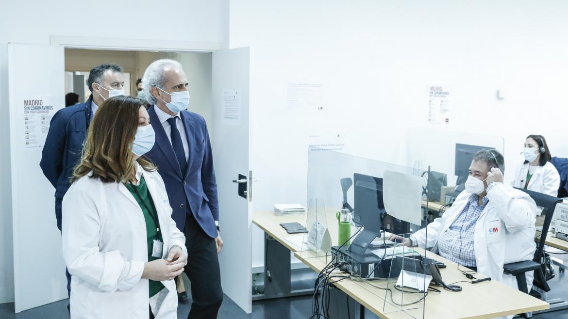 El consejero conversa con los sanitarios del centro