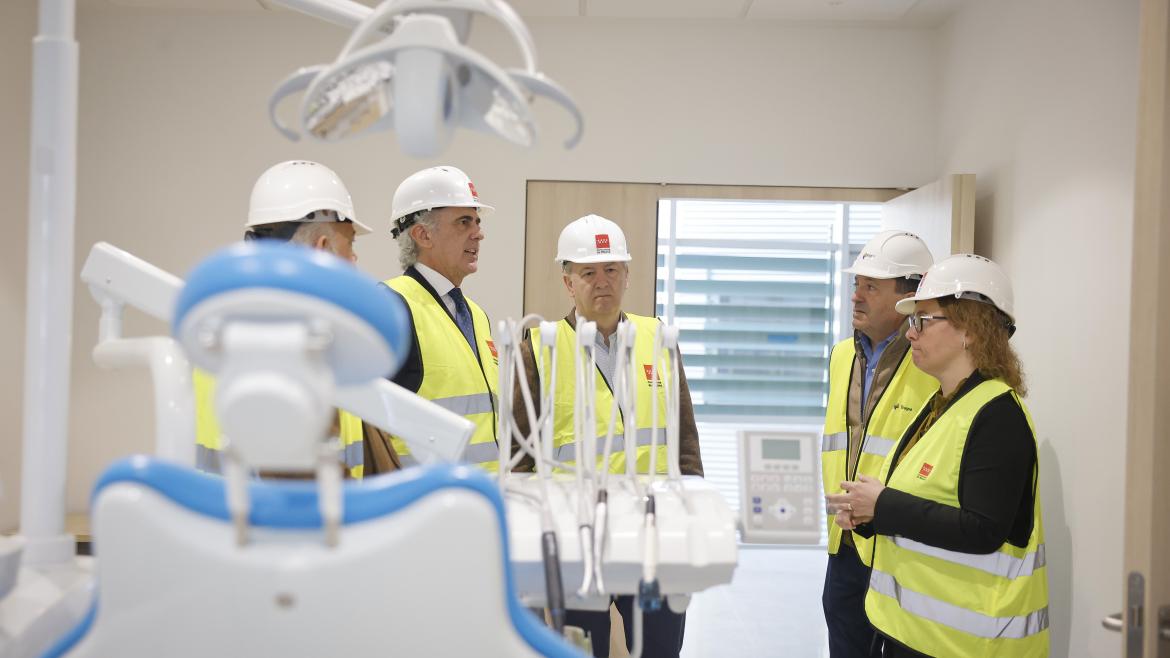 El consejero visitando las obras del Centro de Las Tablas