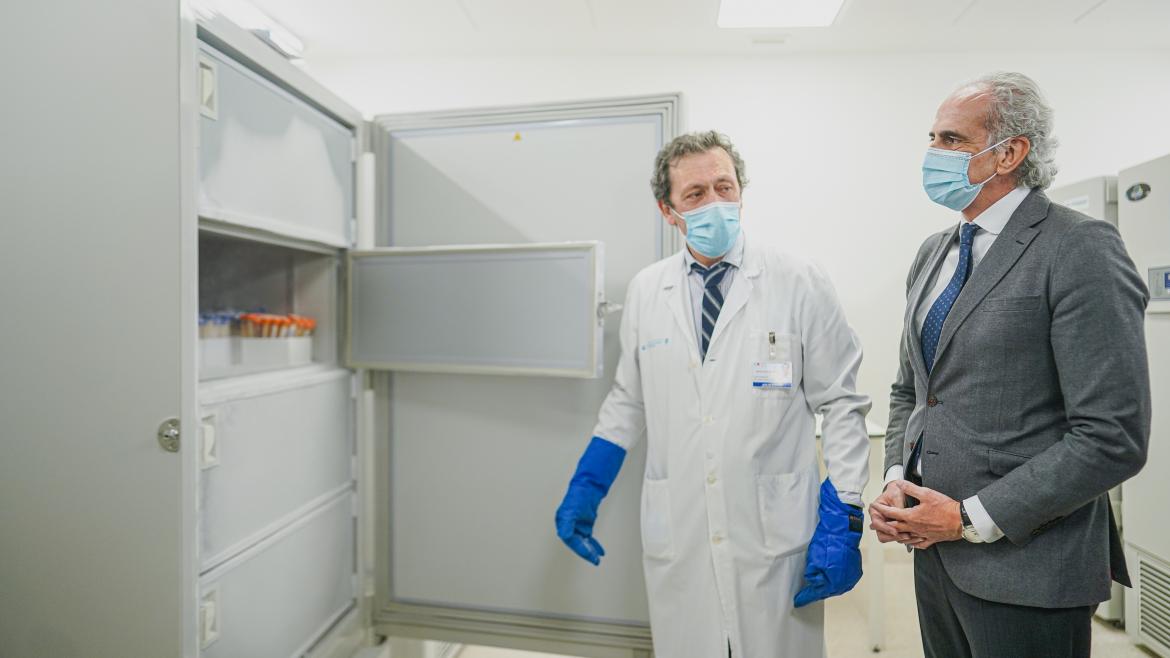 La Comunidad de Madrid estrena en el Hospital 12 de Octubre un Centro de Oncología Experimental con seis laboratorios dedicados en exclusiva a la investigación El consejero Enrique Ruiz escudero conversa con algunos especialistas