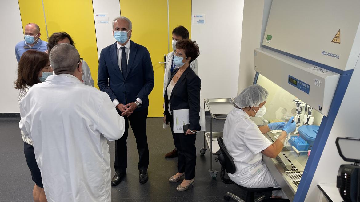 El consejero Enrique Ruiz durante su visita al hospital