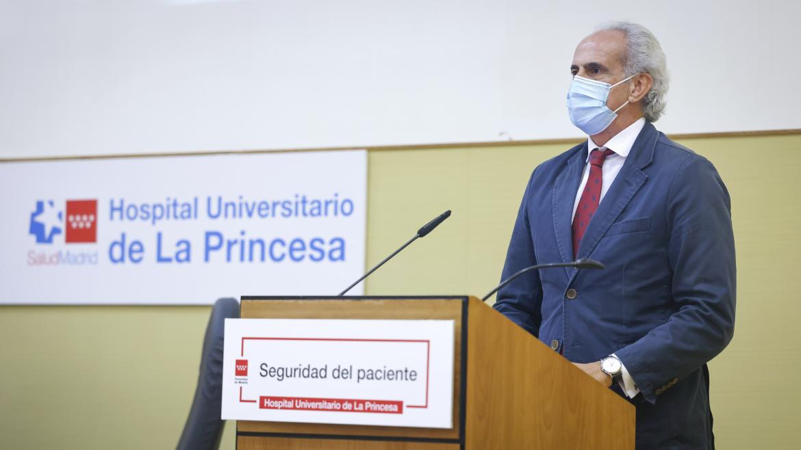 La Comunidad de Madrid actualiza su Estrategia de Seguridad del Paciente para prevenir y reducir eventos adversos en entornos sanitarios El consejero Enrique Ruiz en el atril