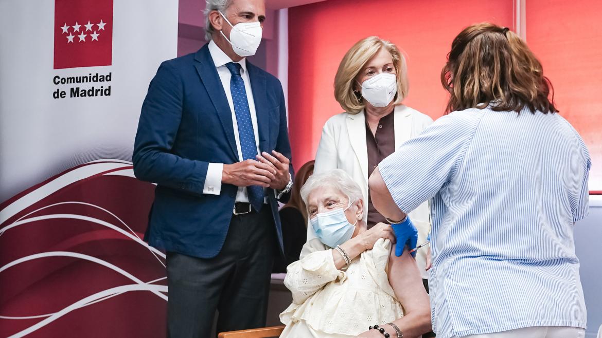 Los consejeros junto a una enfermera y una de las señoras mientras es vacunada