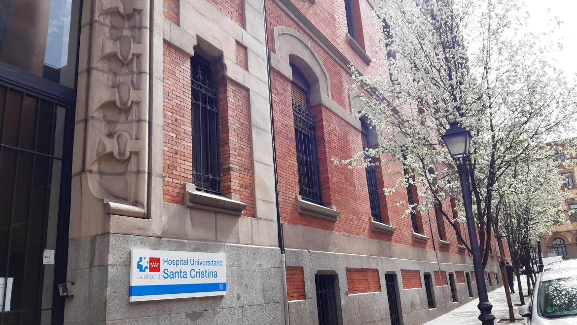 Fachada del Edificio A de Santa Cristina con árboles