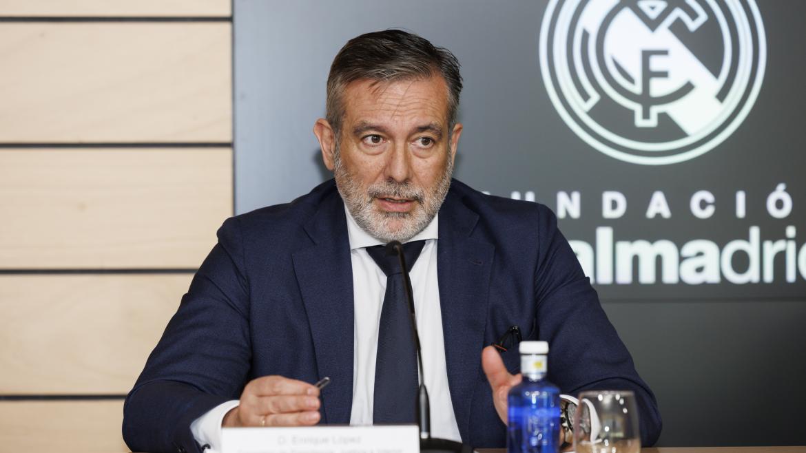 La Comunidad trabajará con la Fundación Real Madrid para dar una mayor visibilidad a las víctimas del terrorismo El consejero de Presidencia, Enrique López, firma el convenio de colaboración