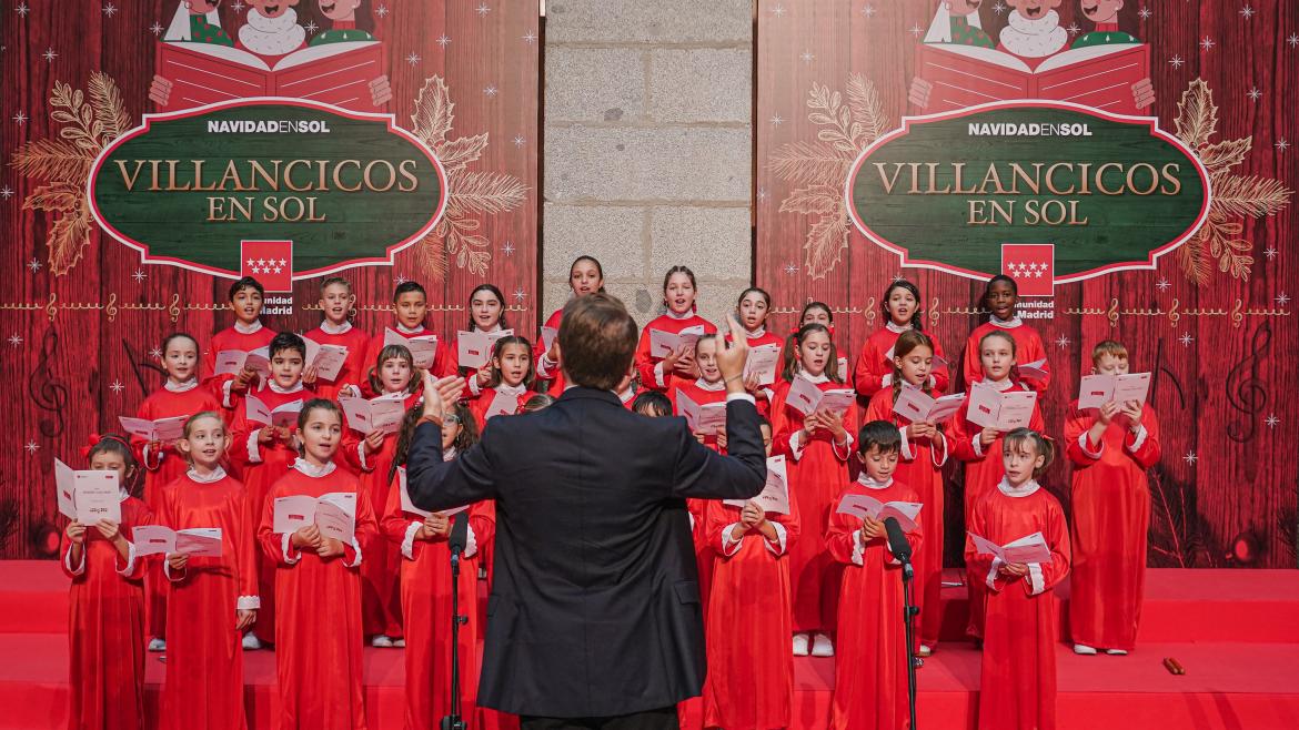 Unos niños del coro cantando