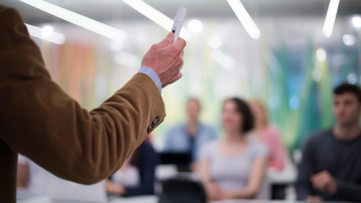 Un profesor dando una formación a unas personas