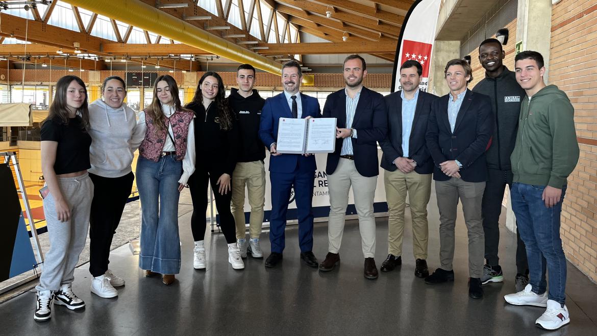 El consejero De Paco Serrano en las instalaciones deportivas del Arganda del rey