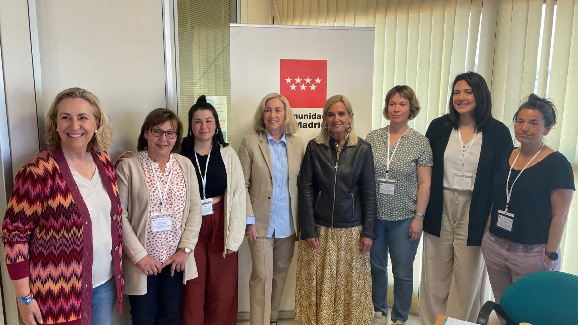 La Comunidad de Madrid ofrece atención domiciliaria a embarazadas y familias vulnerables con niños La consejera durante el encuentro