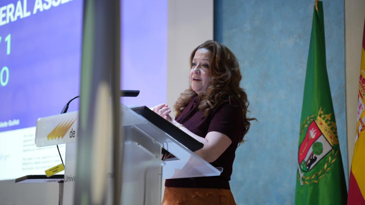 consejera dando discurso inaugural de la jornada