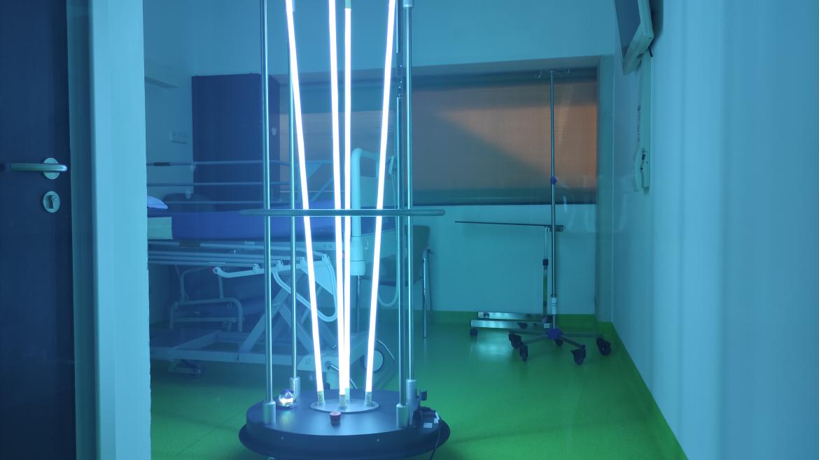 El Hospital Universitario de Fuenlabrada amplía sus dispositivos de limpieza y desinfección de superficies Lámpara para limpieza de un hospital