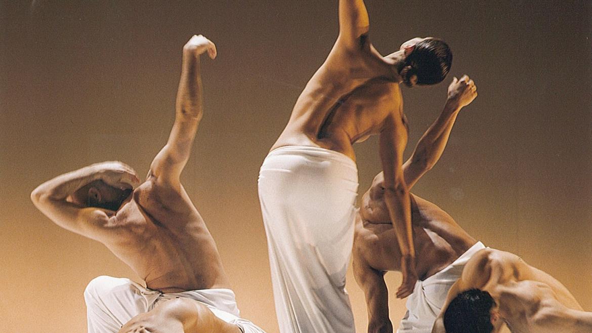 Unos bailarines con vestuarios blancos bailando 
