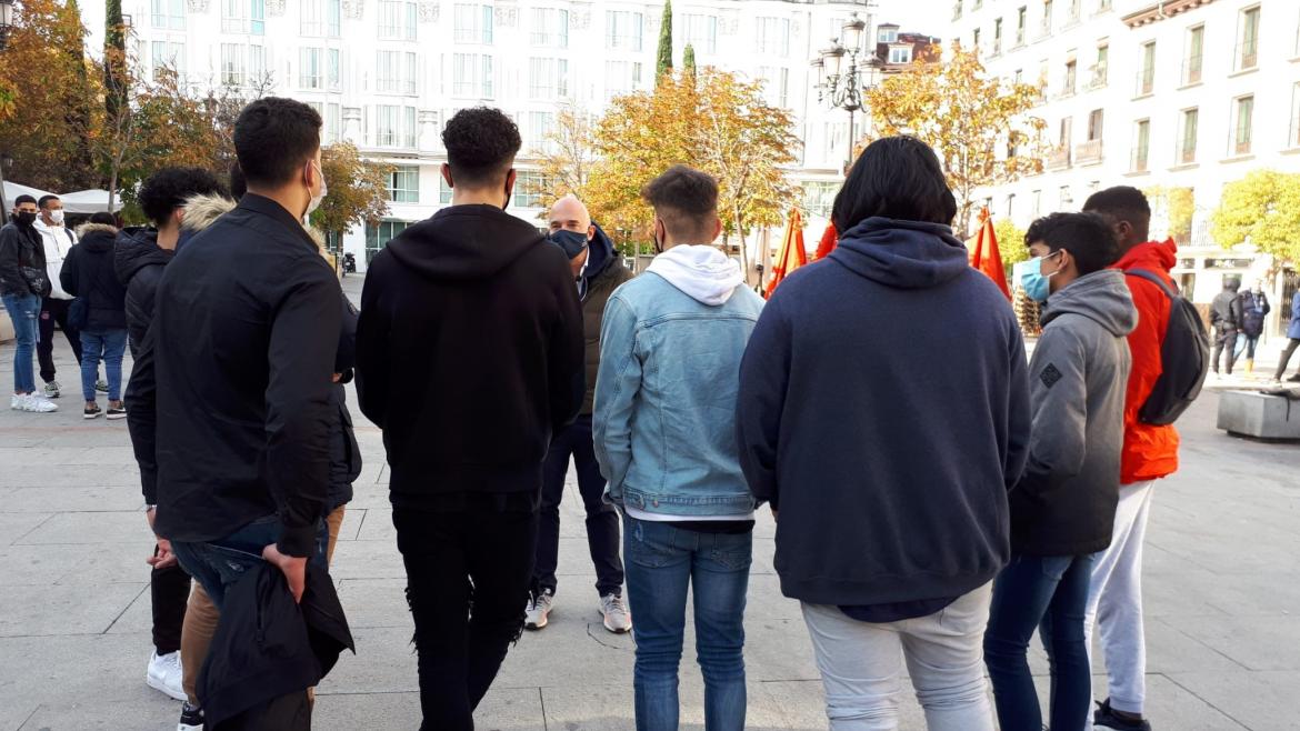 Un grupo de jóvenes en la Plaza Santa Ana durante una charla