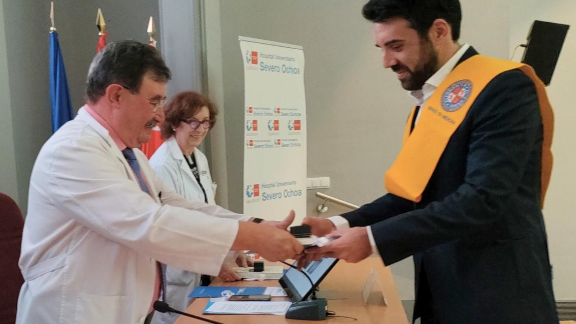 Hospital Severo Ochoa | X Graduación UAX Gerente felicita a un alumno de la UAX que se gradua