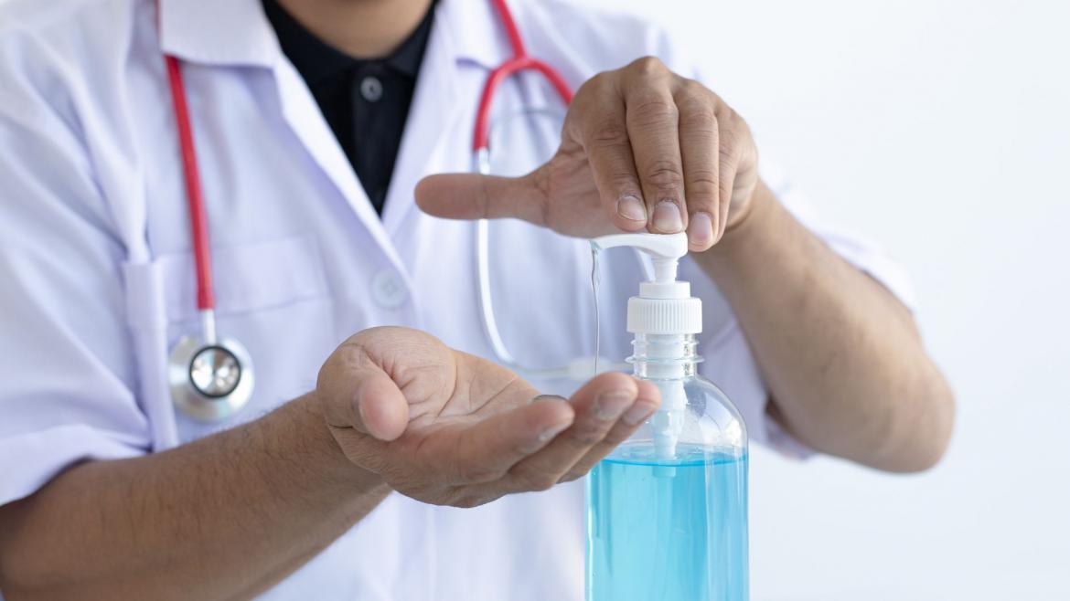 Hospital Universitario Severo Ochoa | Higiene de manos Médico con fonendoscopio aplicándose gel hidroalcohólico en sus dos manos