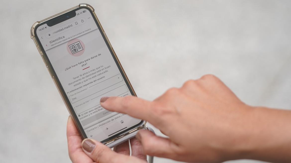 La Comunidad de Madrid crea IDentifica, la nueva herramienta digital que permite a los ciudadanos realizar sus trámites con la Administración de forma sencilla Una mano usando la aplicación