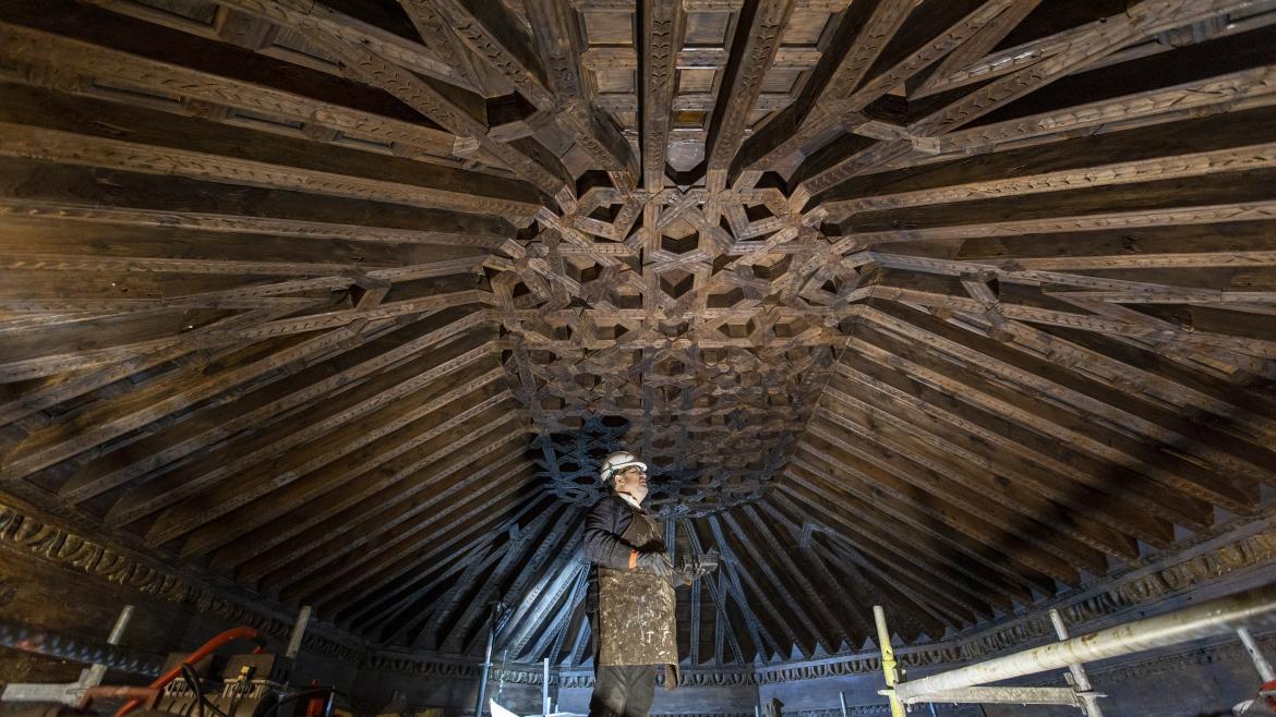El techo interior de la iglesia Santa María la Blanca en Canillejas