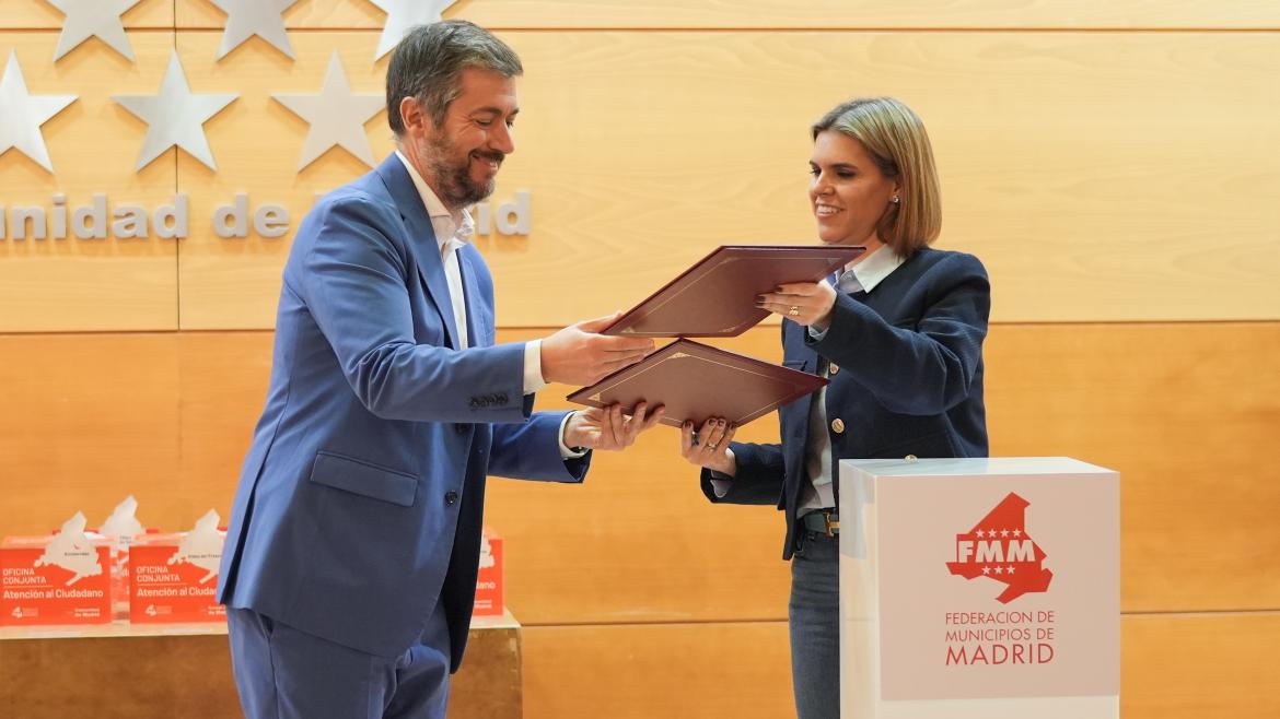 La Comunidad de Madrid y la FMM firman un convenio de colaboración para impulsar la creación de nuevas Oficinas de Atención al Ciudadano El consejero García Martín y la presidenta de la Federación de Municipios de Madrid