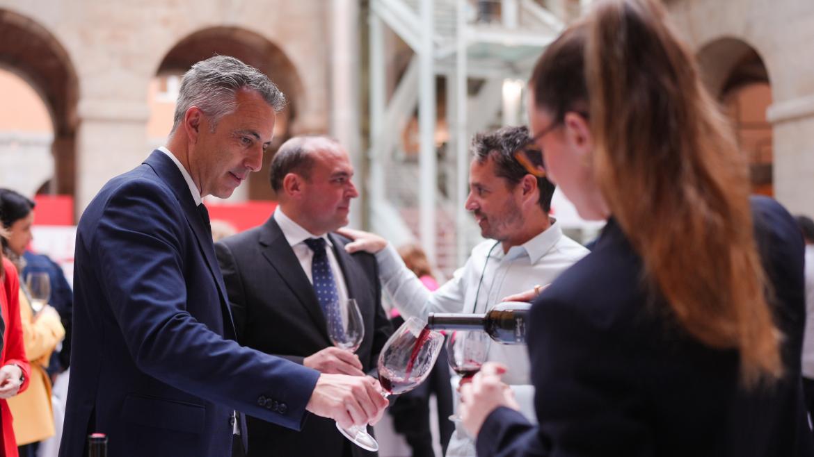 La Comunidad de Madrid reúne a 28 productores en la XXIV edición de su Salón de los Vinos El consejero Novillo