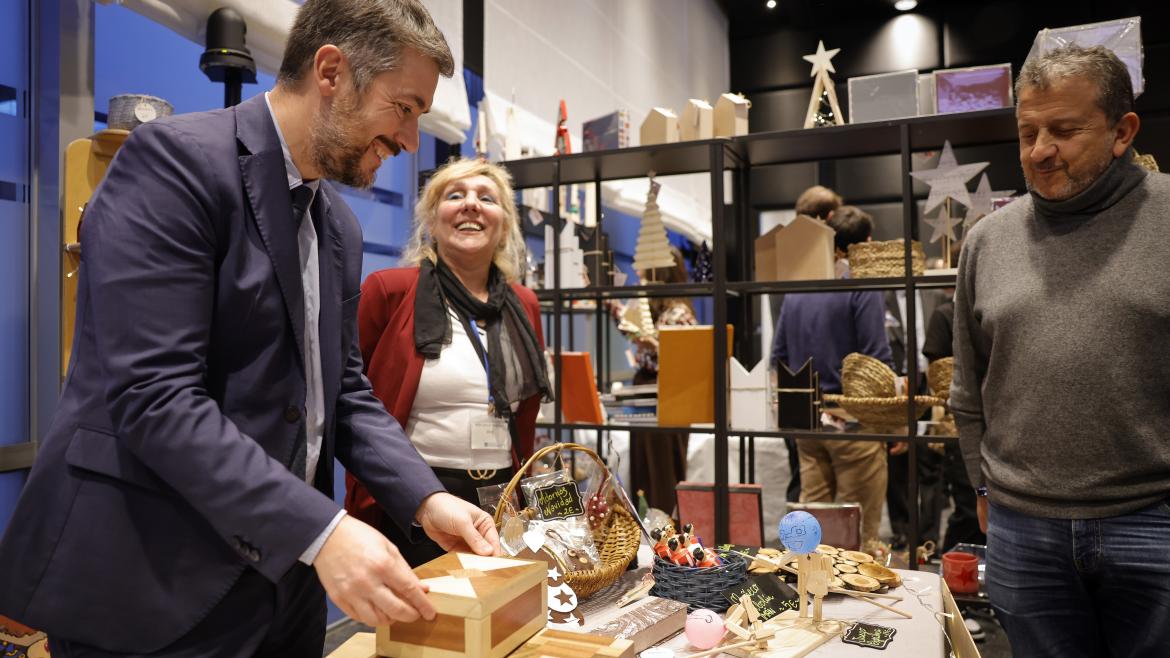 La Comunidad de Madrid celebra el tradicional mercadillo navideño con más de 200 productos elaborados por menores infractores El consejero García Martín