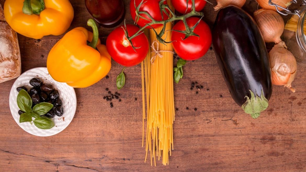 grupo de alimentos vegetales sobre una mesa