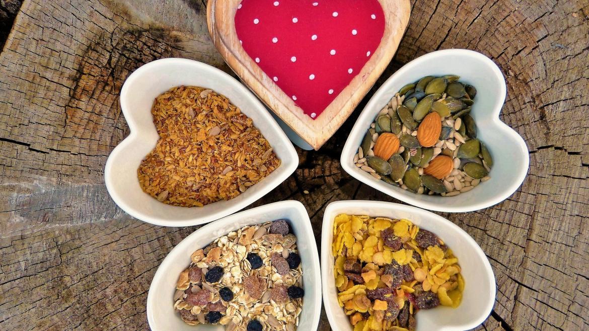platos en forma de corazon con muesli