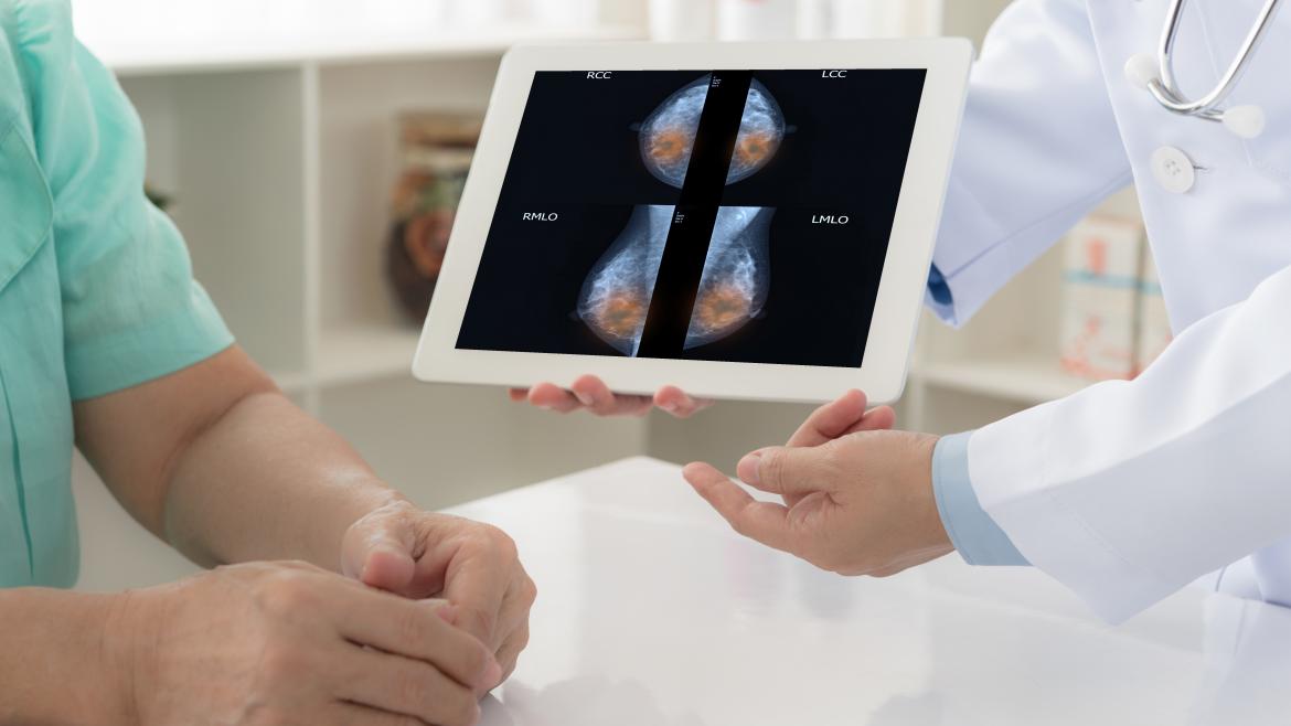 Medico explicando a una paciente una mamografía