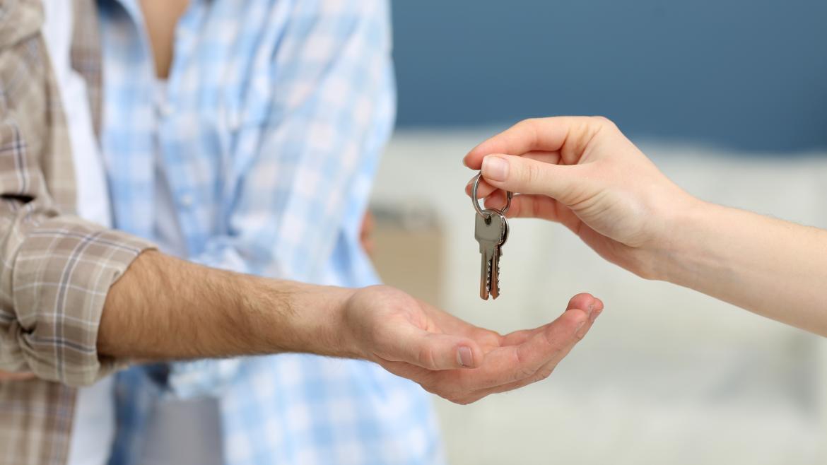 Una pareja recibe las llaves de su vivienda Una pareja recibe las llaves de su vivienda