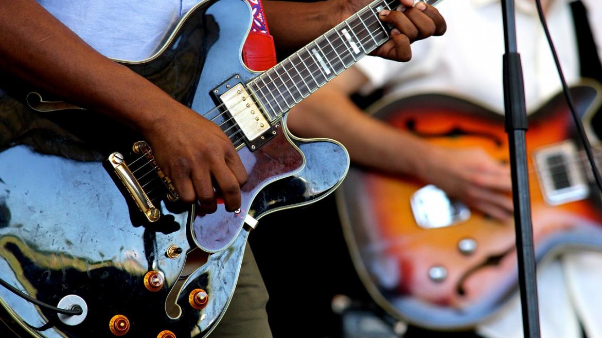 Metrónomo Jóvenes tocando guitarras eléctricas