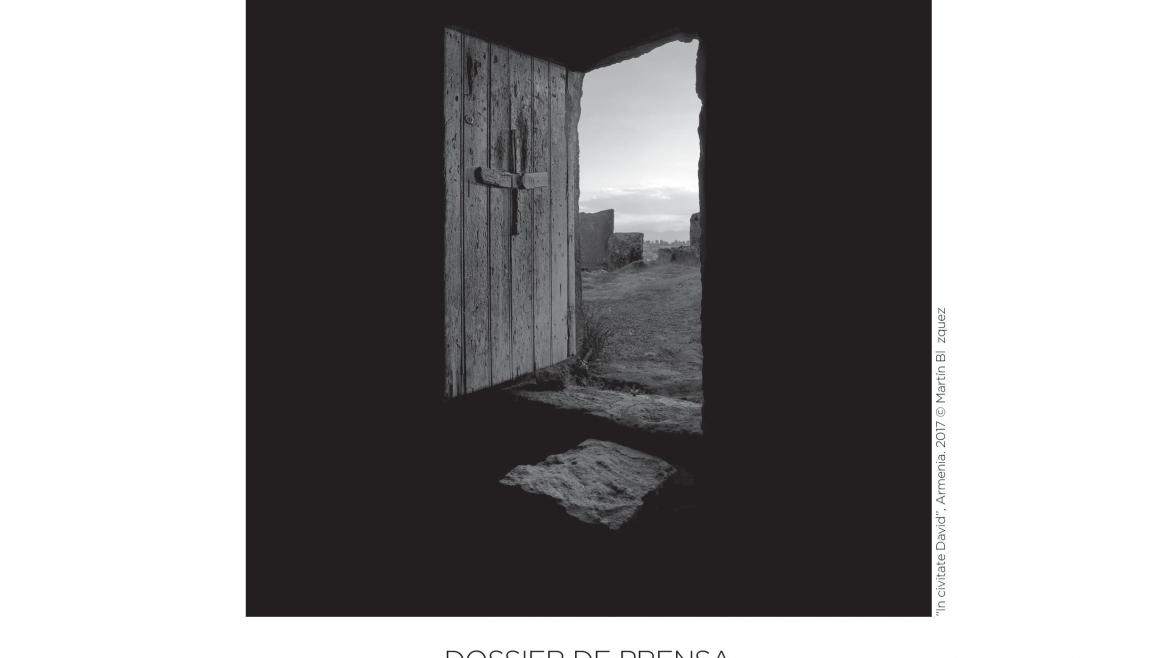 Cartel XVIII Edición Festival Arte Sacro Cartel XVIII Edición Festival Arte Sacro con fotografía ventana de madera con vistas al exterior