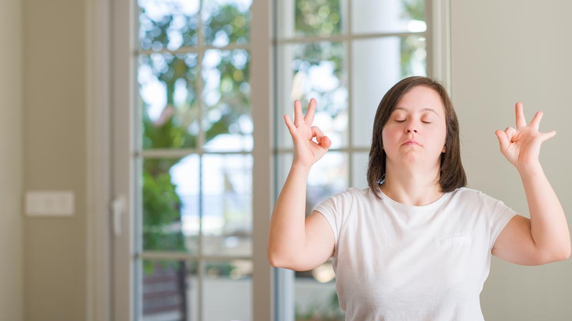 Mujer con síndrome de down haciendo meditación