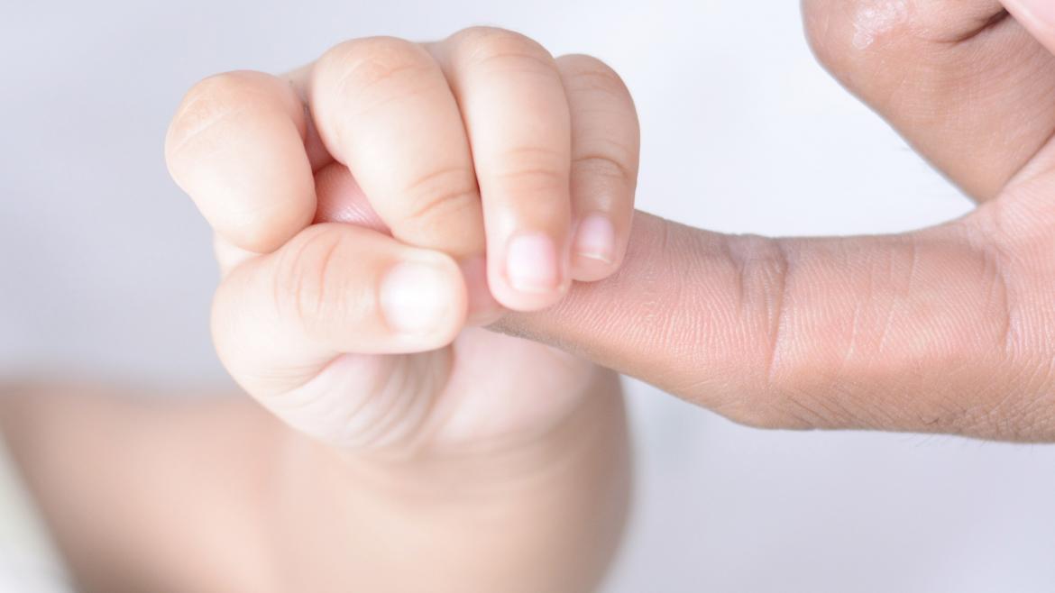 mano de bebé sujetando dedo de su madre