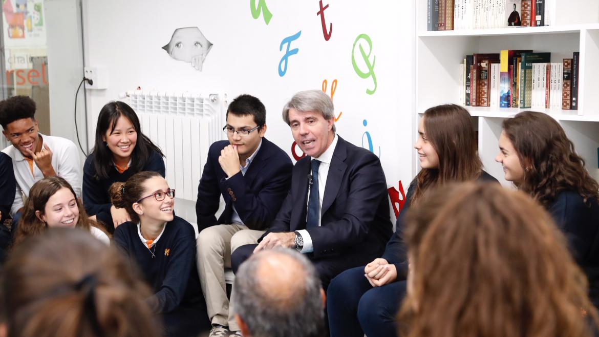 El presidente Ángel Garrido con los alumnos del colegio Nazaret Oporto