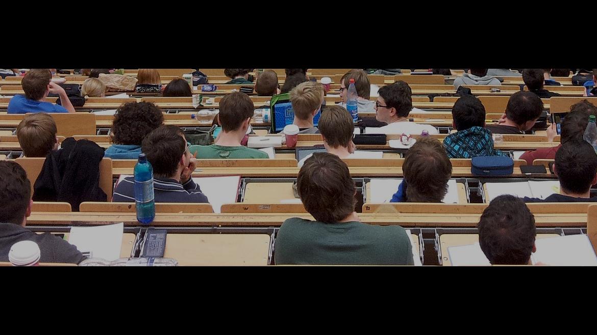 Alumnos universitarios en Aula Magna