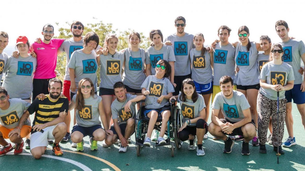 Un grupo de jóvenes en un campamento