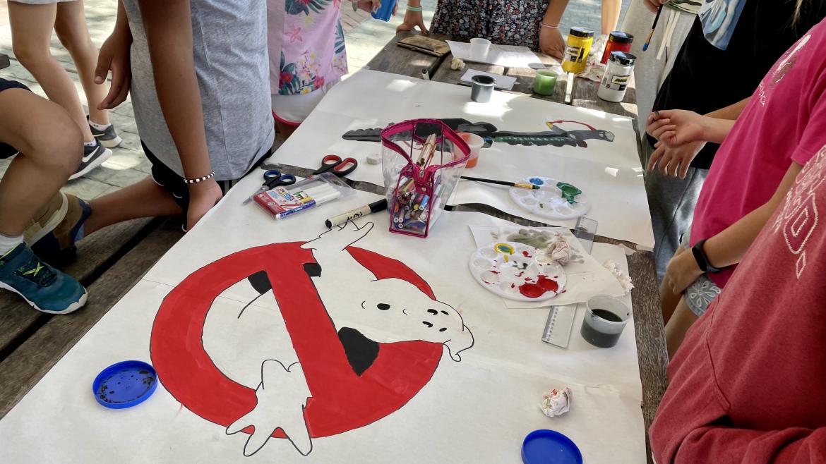 Recuperamos los campamentos de verano con cerca de 600 participantes Mesa con manualidades y niños alrededor