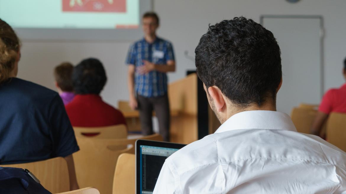 Profesor impartiendo una clase
