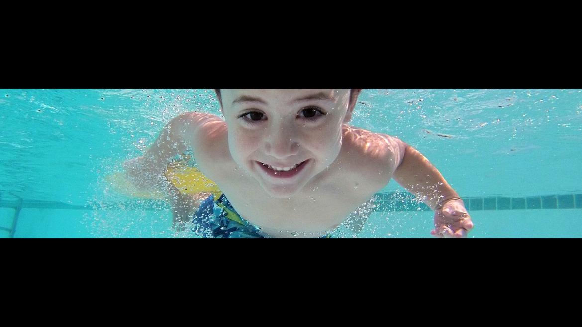Niño sonriendo nadando