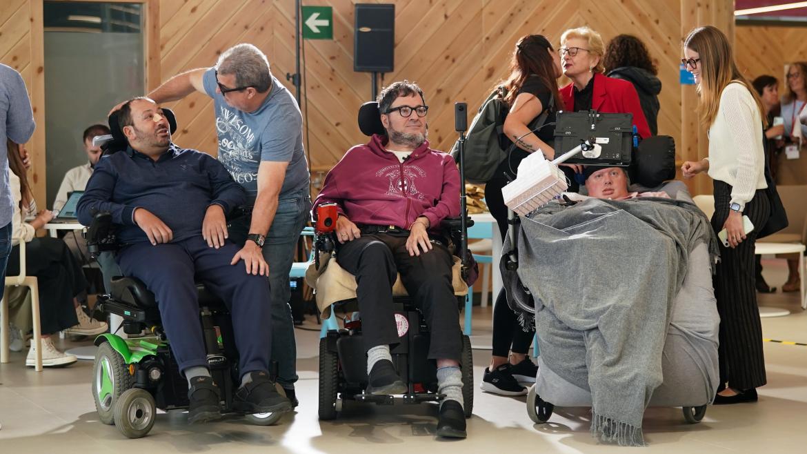 La Comunidad de Madrid invierte 2 millones para que pacientes con ELA usen dispositivos de comunicación por control de mirada Pacientes con ELA