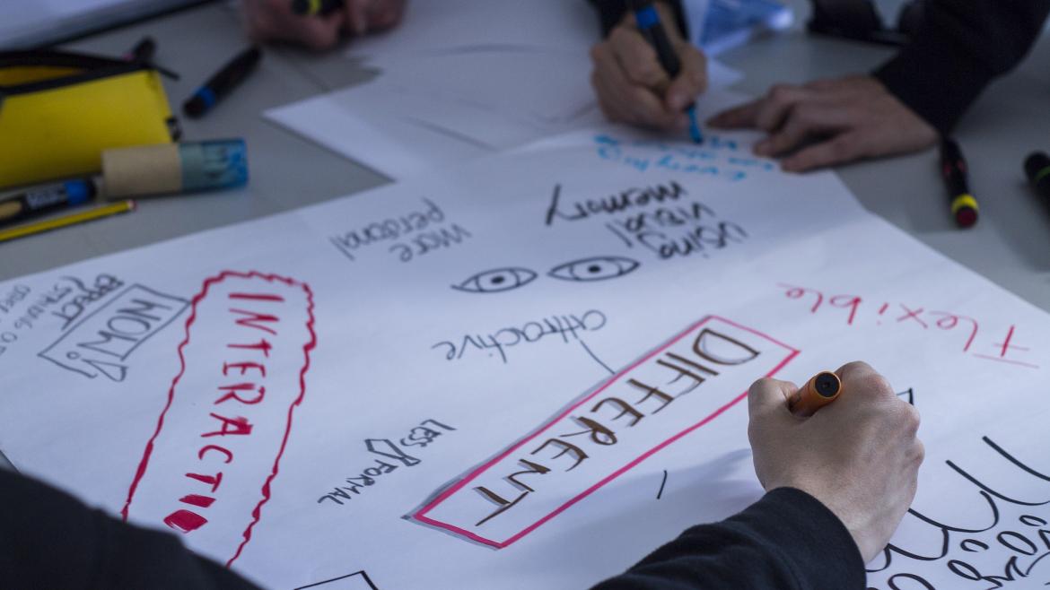 Escuela Animación Jóvenes con cartel
