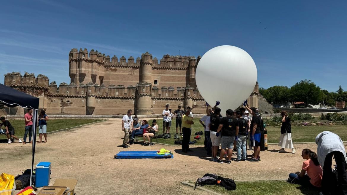 Un centenar de alumnos de institutos públicos lanza un globo sonda para estudiar la estratosfera