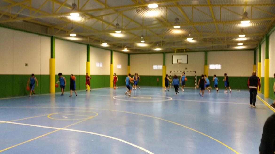 Menores Infractores jugando al baloncesto 