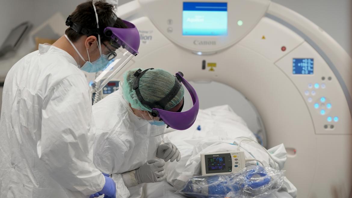 Presupuestos de sanidad Médicos realizando una prueba a un paciente