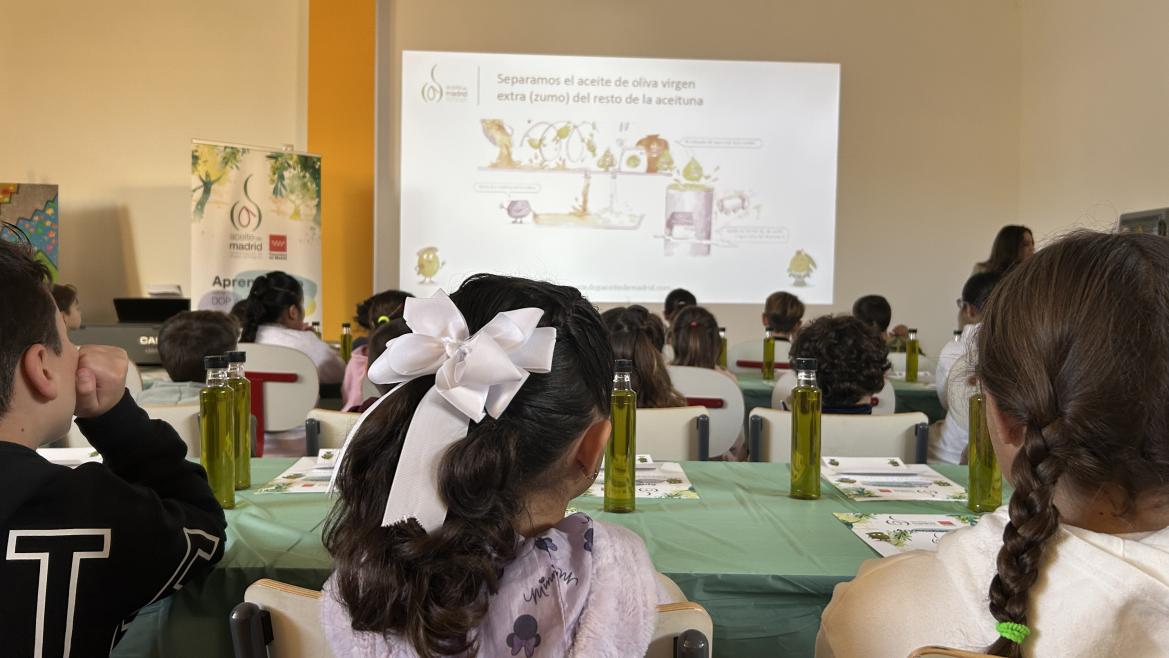 Diversos alumnos en uno de los talleres sobre el aceite de oliva virgen extra