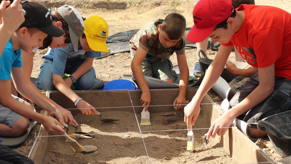 Un grupo de niños realizan trabajos de arqueología