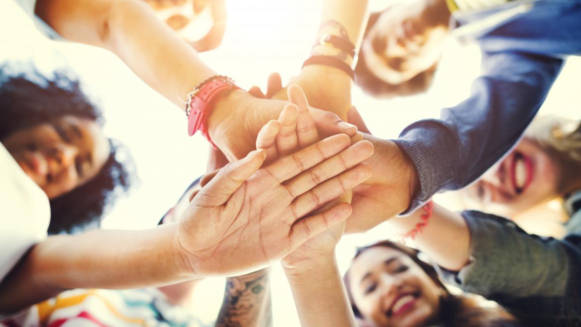 menores infractores Unos jovenes ponen las manos