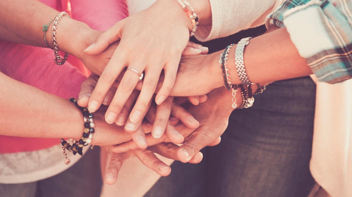 Manos de mujeres unidas