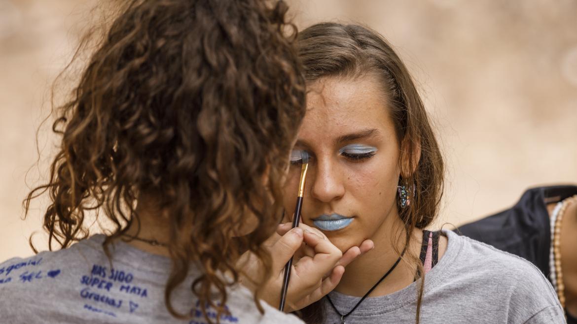 Cultura Joven Jóvenes pintándose los ojos