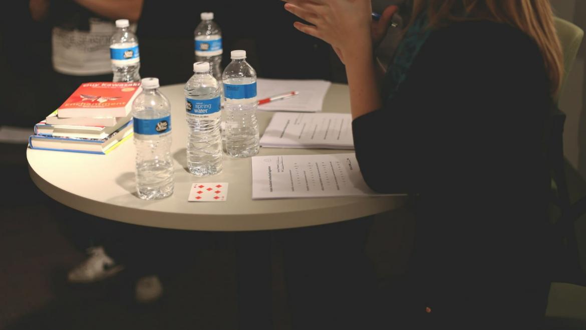 Joven con cuestionario en mesa